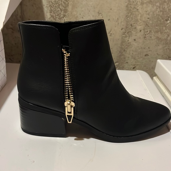 Black with gold zipper from call  it spring store brand new never worn . - Picture 1 of 5